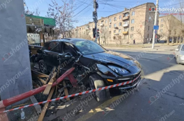 Հալաբյան-Արզումանյան փողոցների խաչմերուկում բախվել են «Porsche Macan»-ը և թիվ 7 երթուղին սպասարկող «Zhong Tong»-ը